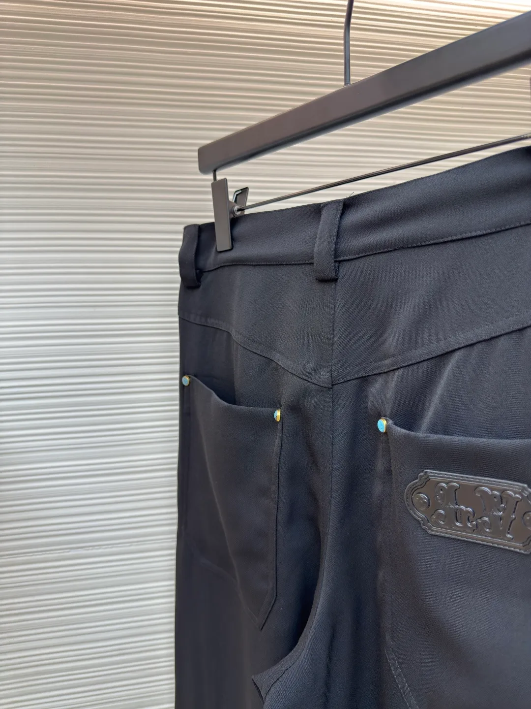 LOUIS VUITTON turquoise wool blend wide trousers ●Original version: Purchased and developed for 12700 ●Item number: 1680799-B40 ●Fabric: wool blended fabric ●Technology: Inlaid production ●Version: fitted version ●Weight: about 735 grams ●Size: 46-48-50-52 ●Description: Made of 100% sheep wool fabric with a weight of 480g. It is spun and dyed using this year's newly sheared sheep wool material. It is woven with high-speed rapier in a dust-free and static-free workshop. It has a double-sided weave, a satin weave on the back and a hemp pattern on the front. It is equipped with 60s cotton imitation Tencel twill lining and back pockets. Stenciled genuine motorcycle leather with embossed embossed seal, Swiss tooth bronze square slider and closed zipper, I-shaped buckle + rivets made of bronze with antique gold base, inlaid with lettering film and turquoise flat buckle on the inside. The surface is hand-painted and then a blower blows away the paint and then sealed with a high-gloss transparent enamel, giving the overall vision a halo effect. The overall wiring is straight and delicate, the fabric is comfortable and soft, and the color is consistent without color difference. It can be matched with the same style to create a fashionable look and control various occasions. Customized accessories, complete with three standards, same style for men and women!